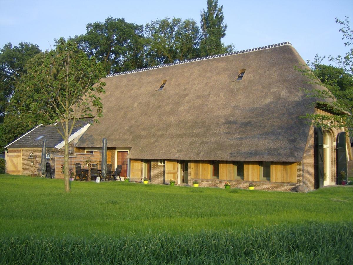 Staying In A Thatched Barn With Bedroom Achterhoek Geesteren  ภายนอก รูปภาพ